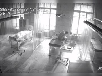 Cámaras de una morgue graban el momento en que un “cadáver revive”