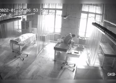 Cámaras de una morgue graban el momento en que un “cadáver revive”