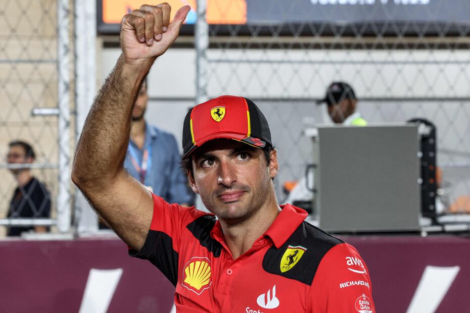 Carlos Sainz saludando a sus fans durante la carrera del Gran Premio de Qatar - Foto: AFP