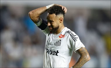 Neymar Jr. se lamenta durante un partido con el Santos. FOTO: AFP