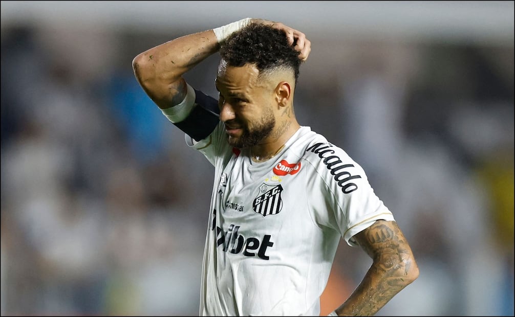 Neymar Jr. se lamenta durante un partido con el Santos. FOTO: AFP