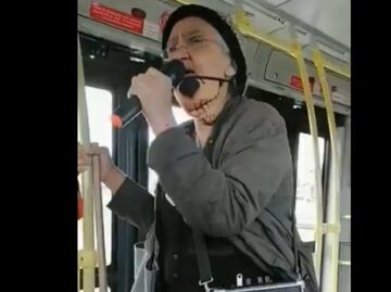 “Cindy sin dientes”, la abuelita rapera que canta en el metro
