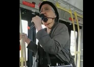 “Cindy sin dientes”, la abuelita rapera que canta en el metro