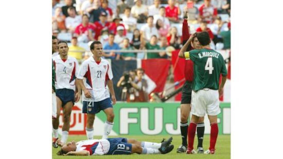 Rafa Márquez fue expulsado tras el cabezazo a Cobi Jones en el Mundial de Corea-Japón 2002. Foto: Archivo
