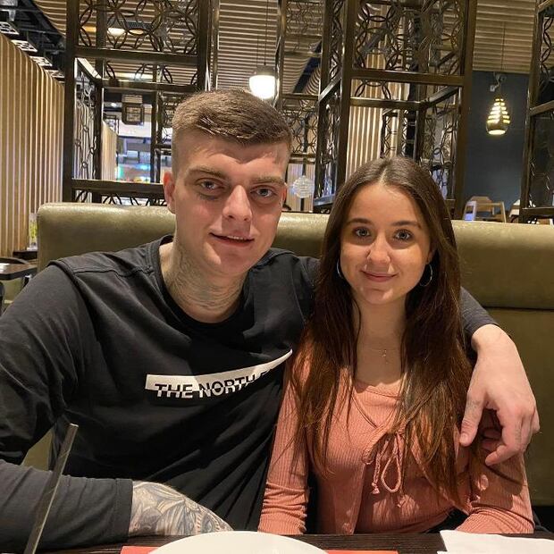 Mujer viaja a Inglaterra a conocer a su novio online y él la asesina