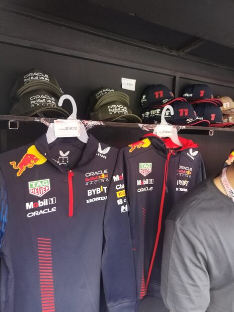 Los productos de Checo Pérez en el GP de México rondan de los 2 hasta los 7 mil pesos. Fotos: Óscar Torres