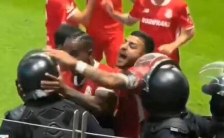 Alexis Vega da tremendo golpe a un policía durante el partido Toluca vs Monterrey