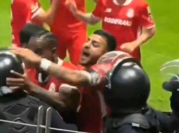 Alexis Vega da tremendo golpe a un policía durante el partido Toluca vs Monterrey