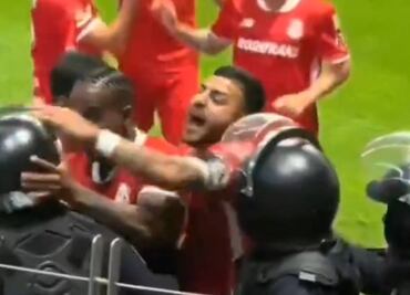 Alexis Vega da tremendo golpe a un policía durante el partido Toluca vs Monterrey