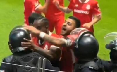 Vega le dio una serie golpes a un policía con casco. Foto: Especial.