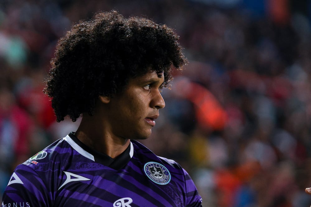 Eduard Bello con Mazatlán, durante el torneo Clausura 2024 de la Liga MX - Foto: Imago7