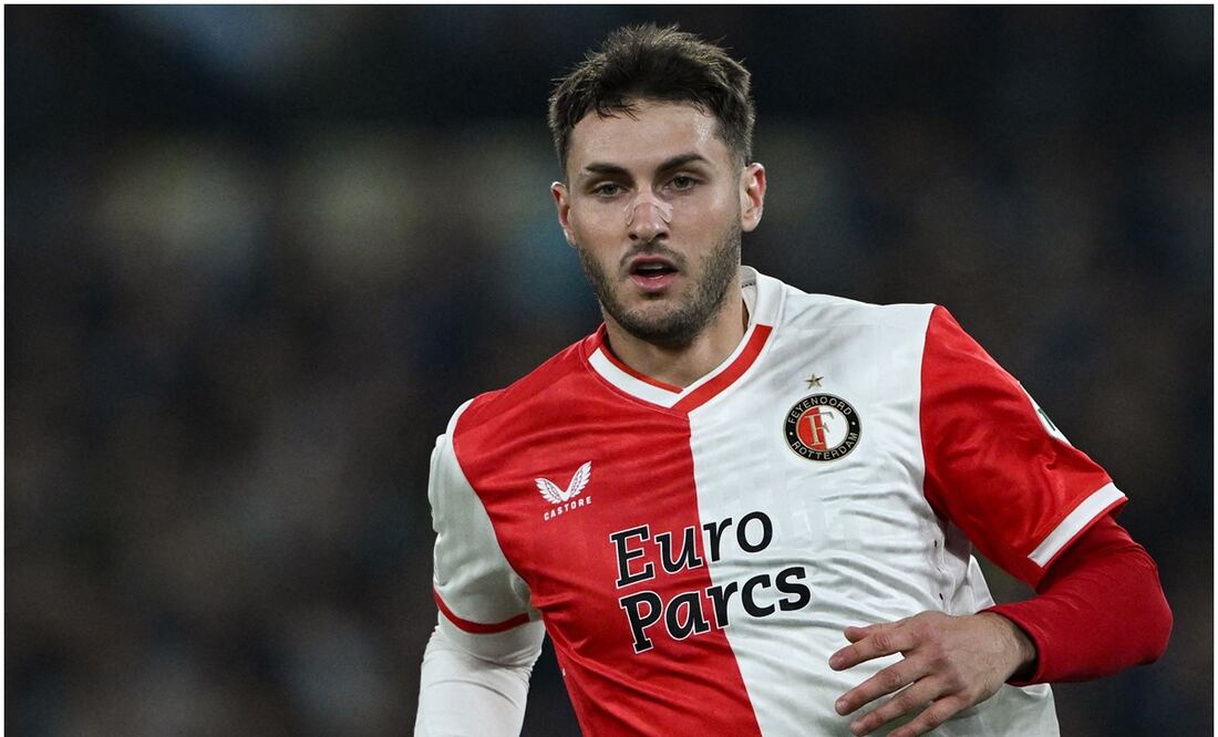 Santiago Giménez con el Feyenoord ante la Lazio / FOTO: AFP