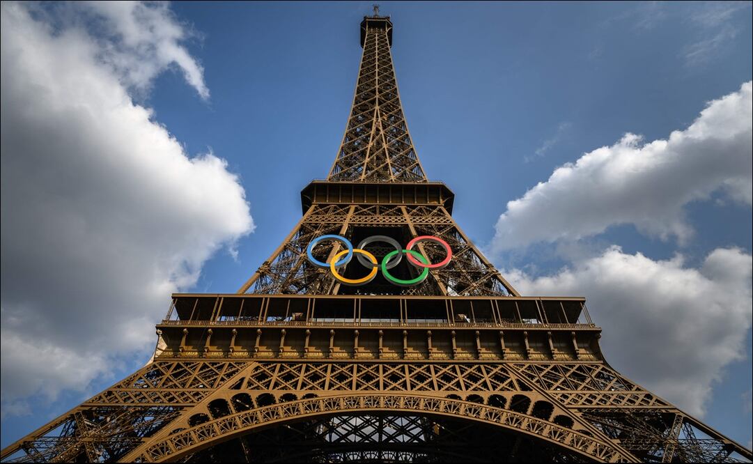 La Torre Eiffel presume los aros olímpicos previo al inicio de los Juegos de Paris 2024. FOTO: AFP