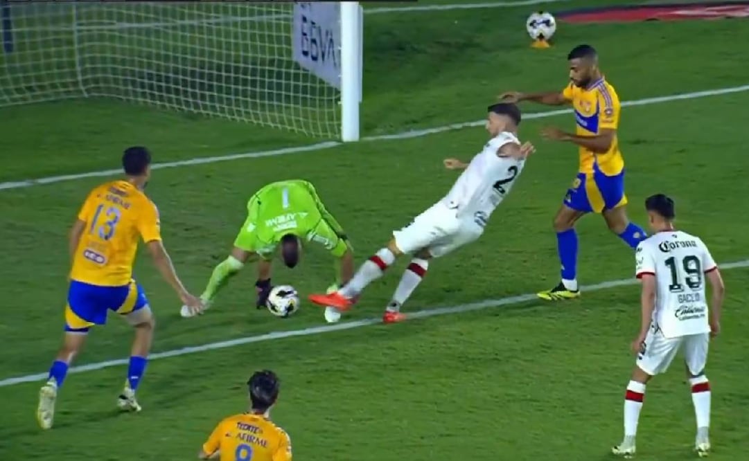 Nahuel Guzmán cometió un error que Paulinho aprovechó para el 1-1; el VAR anuló por falta del portugués. Foto: Especial