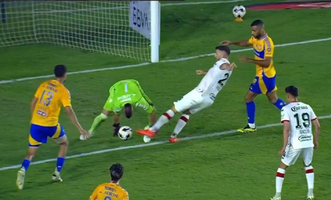 Nahuel Guzmán cometió un error que Paulinho aprovechó para el 1-1; el VAR anuló por falta del portugués. Foto: Especial