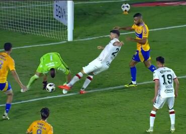 Paulinho anotó el empate tras un error de Nahuel Guzmán; el VAR se lo anuló ¿Era falta?