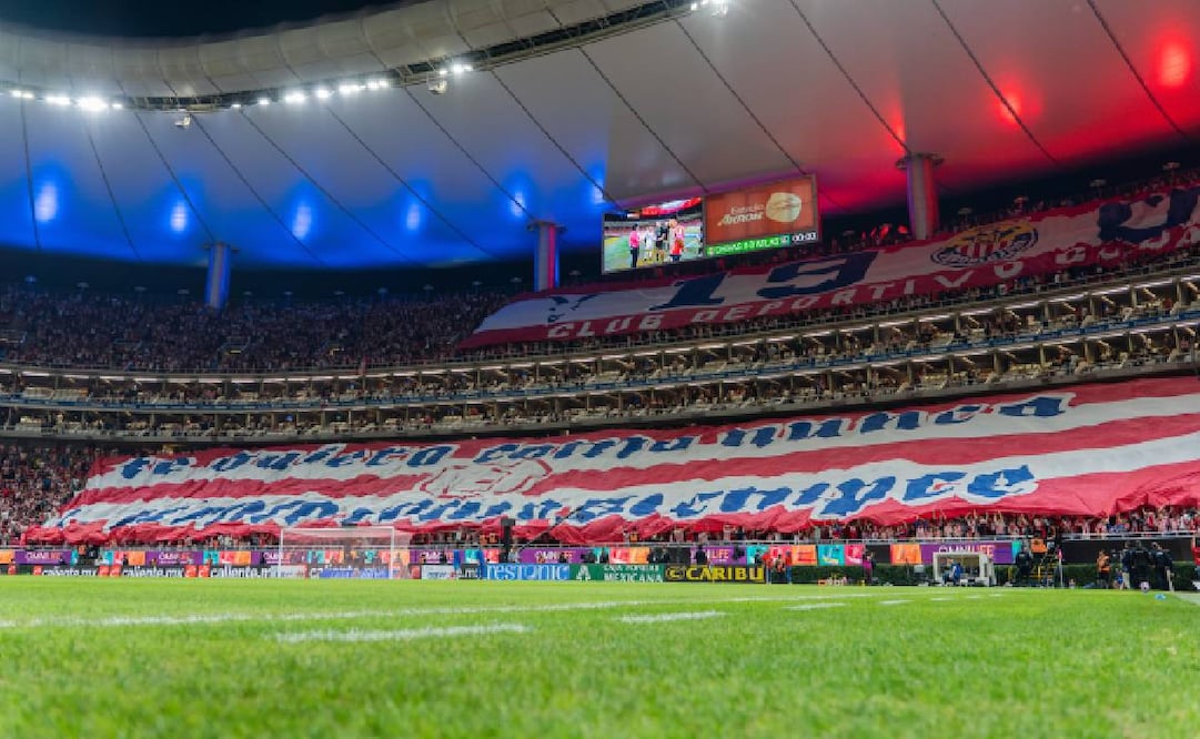 Los aficionados de Chivas invirtieron medio millón de pesos en los tifos que sacaron ante el Atlas en la Jornada 11. Foto: Imago7