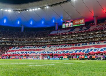 Aficionado de Chivas reveló que gastaron cerca de medio millón de pesos en tifos para apoyar al equipo