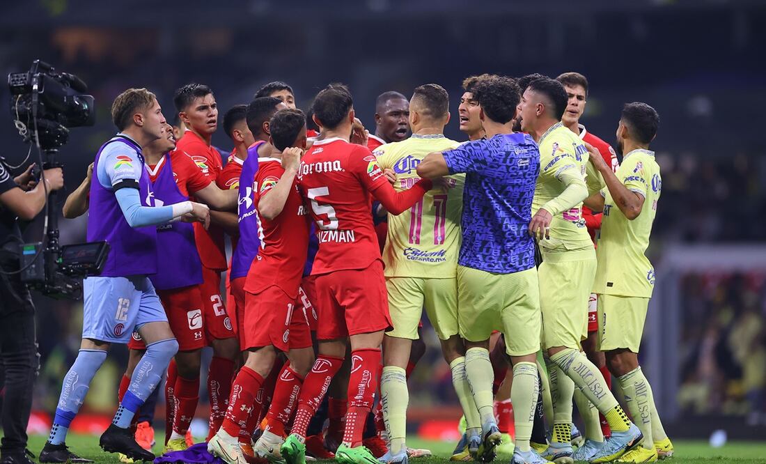 Jugadores de Toluca y América peleando en el Estadio Azteca tras Semifinales del Apertura 2022 / FOTO: Imago7