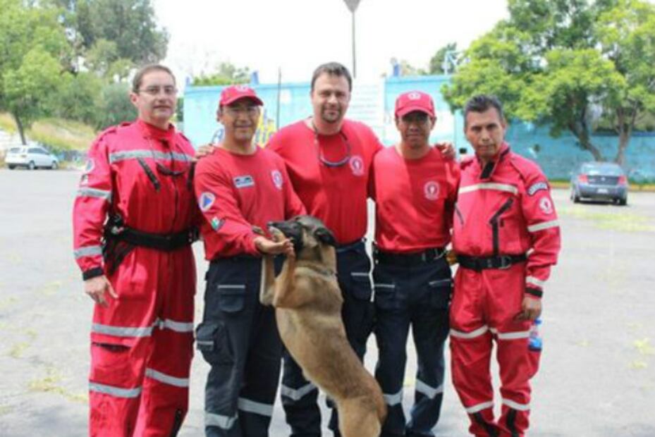 Topos Mexicanos: Hombres, mujeres y perros que se juega la vida por los demás