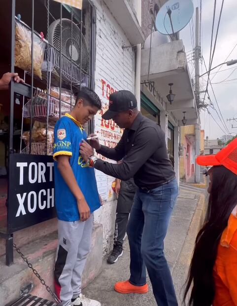 Adrián Chávez firma la playera de un aficionado durante su campaña política. FOTO: @adrianchavezmc