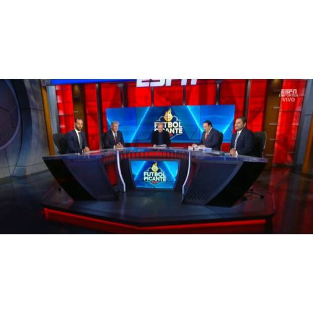 Joserra mandó lejos a Héctor Huerta por hacerle una bromas sobre el América. Foto: Especial