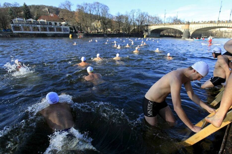 Lugares donde es tradición nadar en agua helada en invierno 
