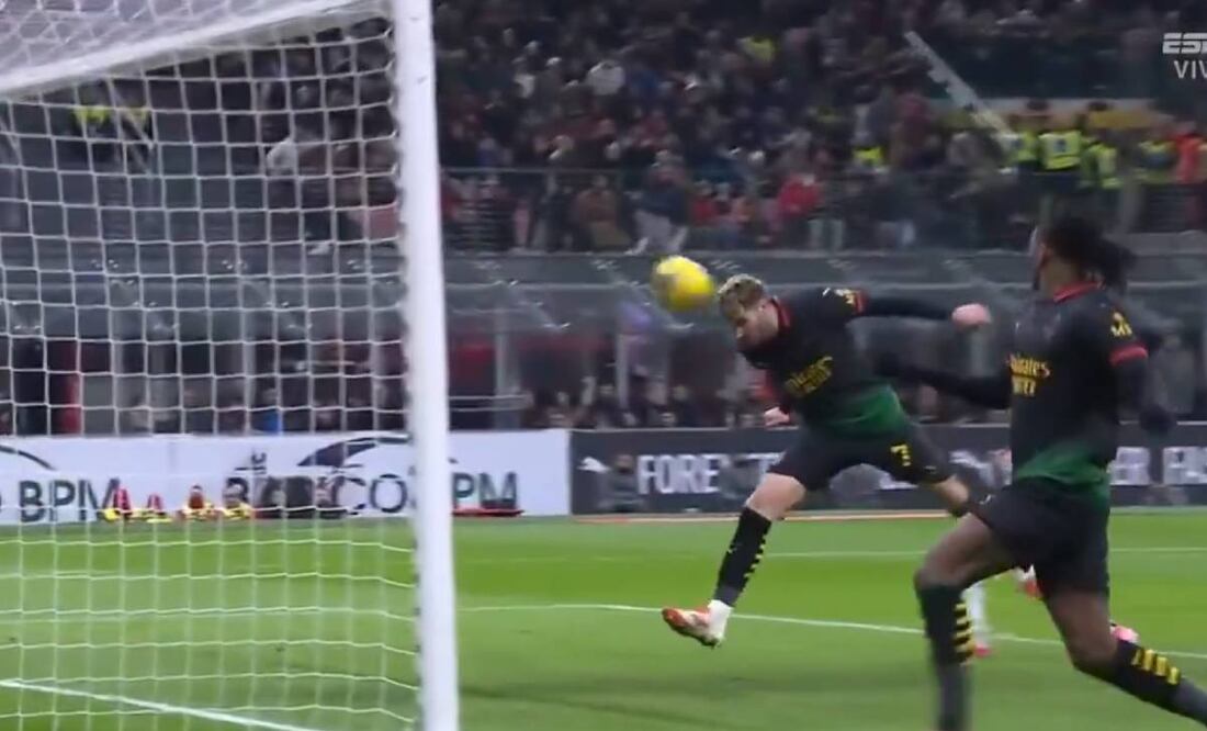 Santiago Giménez sólo tuvo que empujar el balón con la cabeza tras el pase de Rafael Leao. Foto: Especial