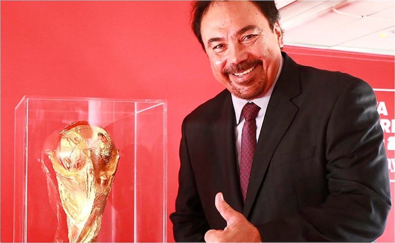 Hugo Sánchez comparte una memorable foto con la Copa del Mundo de la FIFA