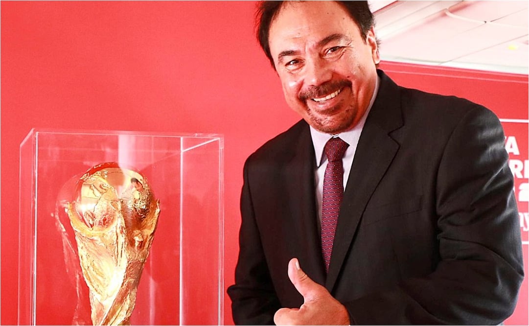 Hugo Sánchez comparte una memorable foto con la Copa del Mundo de la FIFA