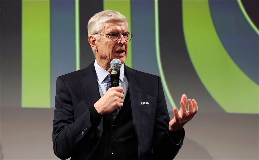 Arsene Wenger, jefe de futbol global de la FIFA, habla durante una conferencia en el John F. Kennedy Center previo al sorteo de la FIFA. FOTO: AFP