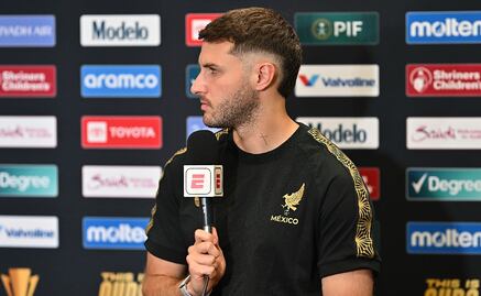 Santiago Giménez bromea sobre el trabajo de Javier Aguirre; "Es como nuestro abuelito", dijo