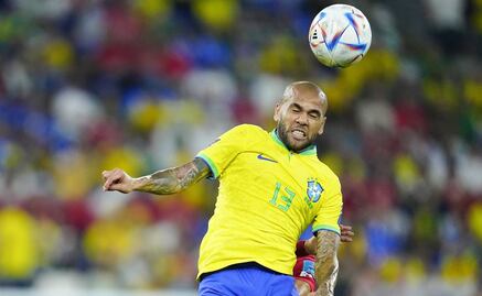 Dani Alves disfruta de su libertad entrenando a un niño en la playa