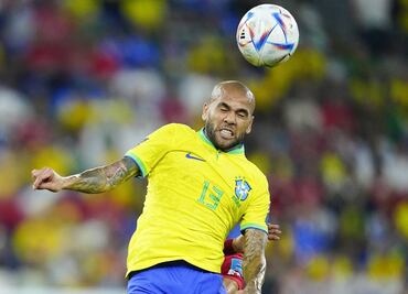 Dani Alves disfruta de su libertad entrenando a un niño en la playa