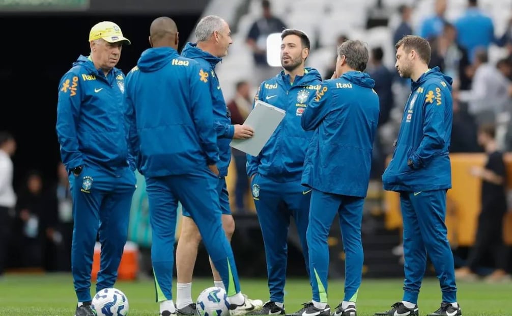 Carlo Ancelotti charla con su cuerpo técnico antes de un partido de Brasil. Foto: @davideancelotticoach