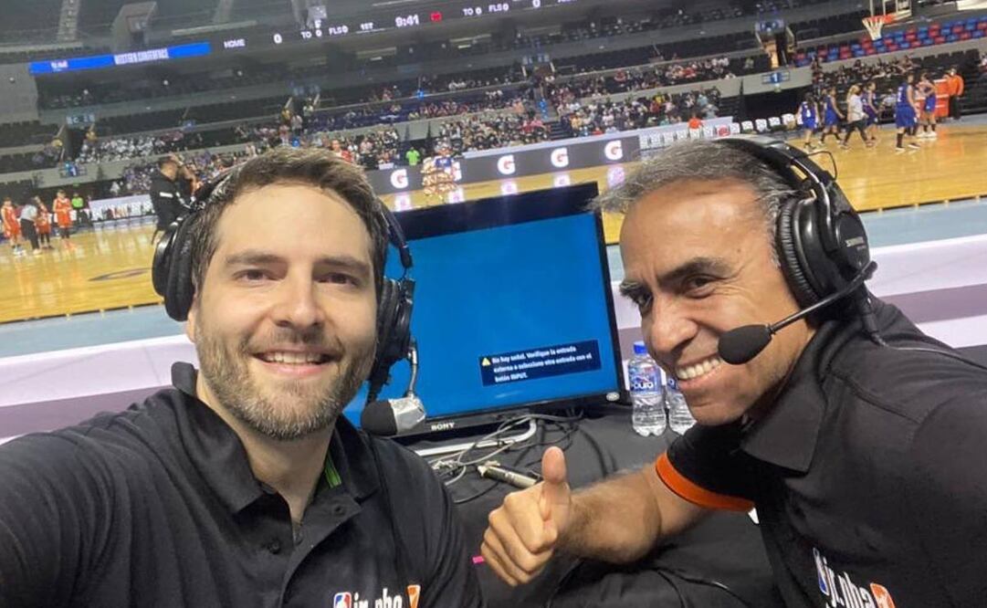Enrique Garay, narrando basquetbol de la NBA junto a Memo Schutz. Foto: Especial