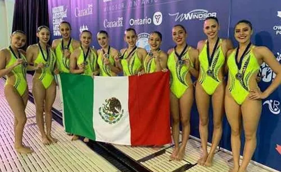 Selección de Natación Artística con la bandera de México, celebrando medalla / FOTO: Especial