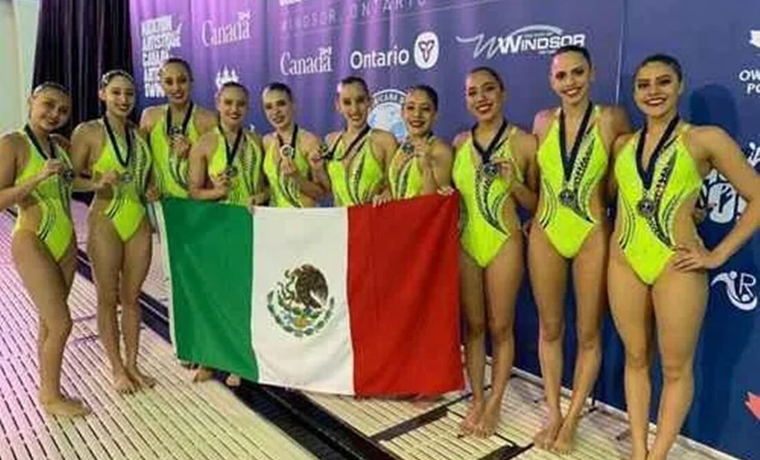 Selección de Natación Artística con la bandera de México, celebrando medalla / FOTO: Especial