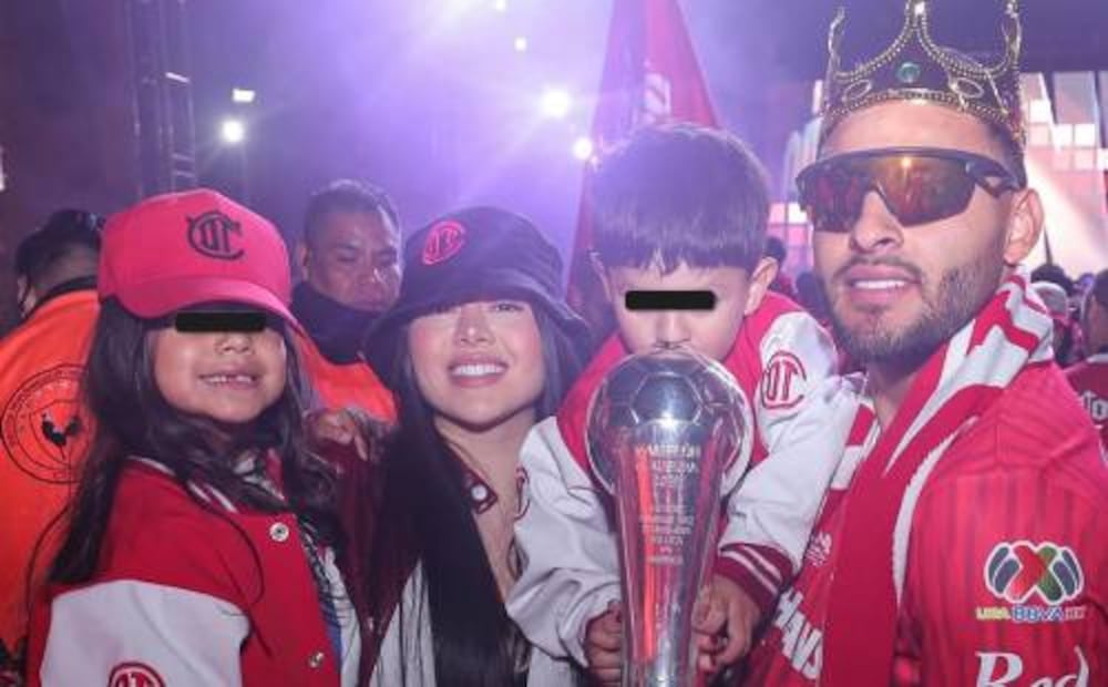 Paula González, junto a sus hijos y Alexis Vega festejan el título de Liga MX del Toluca. Foto: Especial