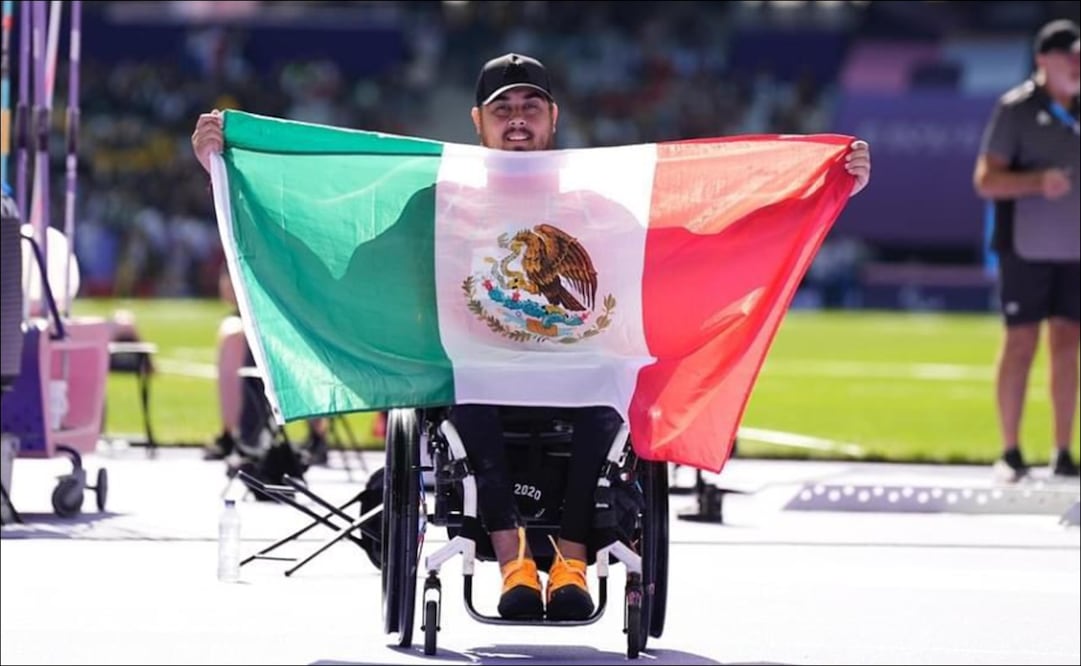 Édgar Fuentes presume con orgullo la bandera tricolor. FOTO: @COPAME