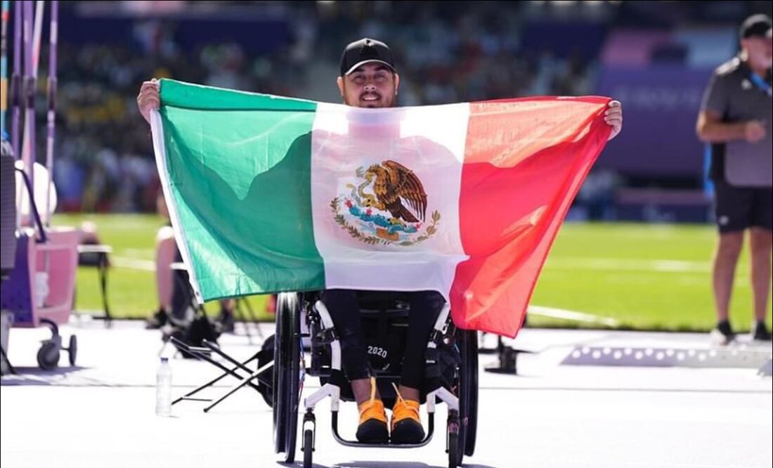 Édgar Fuentes presume con orgullo la bandera tricolor. FOTO: @COPAME