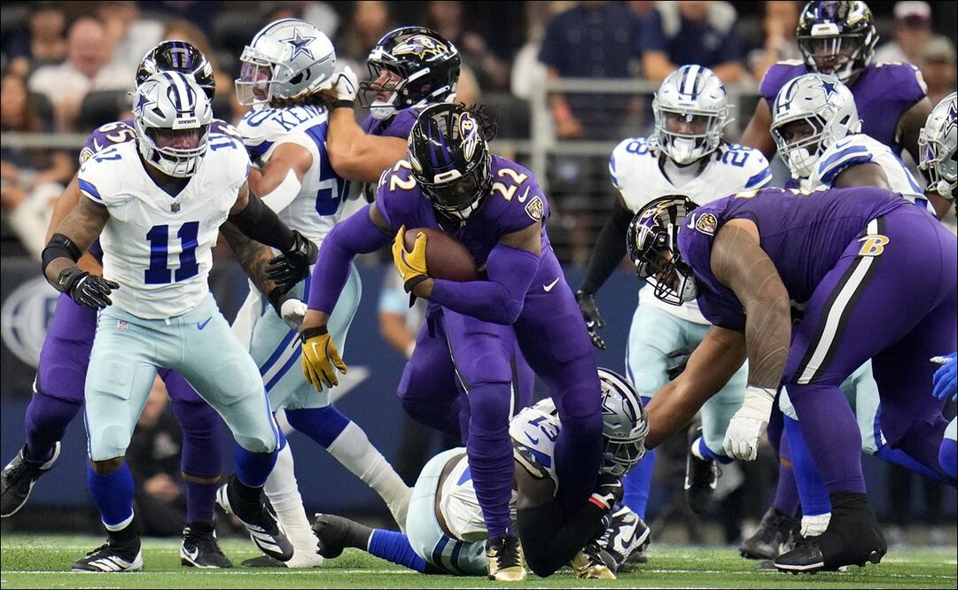 Derrick Henry (22), de los Ravens, intenta escapar de los defensivos de los Cowboys. FOTO: AP