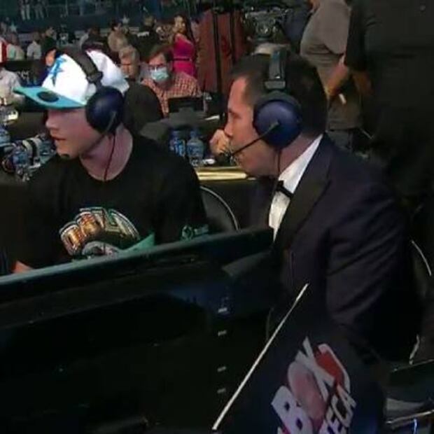 Julio César Chávez entrevistó al Canelo Álvarez con TV Azteca tras una de sus peleas. Foto: Especial