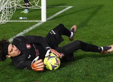 Guillermo Ochoa sigue borrado en el Salernitana debido a su lesión y no jugó ante el Milan