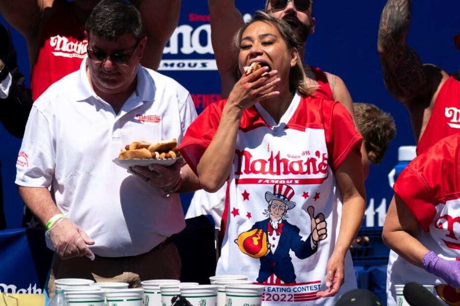 Joey Chestnut se corona campeón al comer 63 hot dogs en diez minutos
