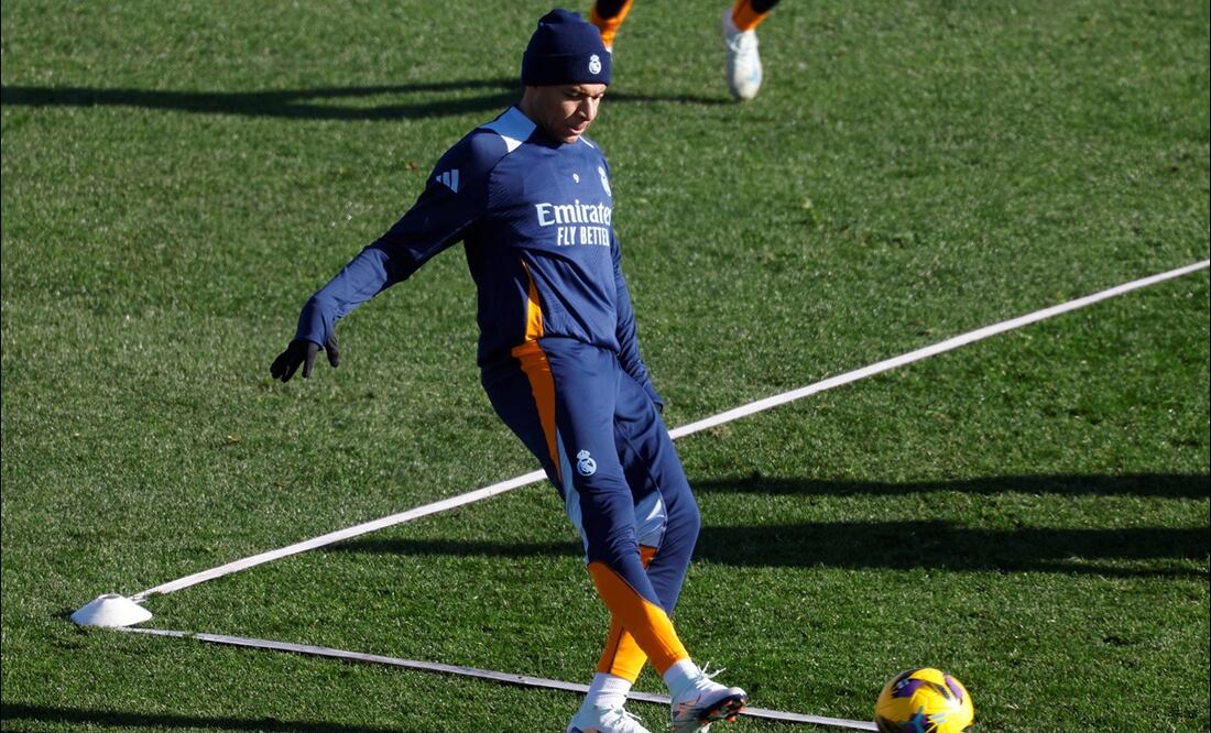 El delantero francés Kylian Mbappé durante el entrenamiento merengue abierto al público en Madrid. FOTO: AFP