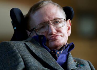 Le prohíben ejercer a enfermera que atendió a Stephen Hawking hasta su muerte