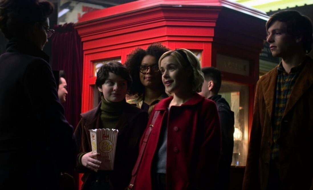En la imagen, con Lachlan Watson (como Susie Putnam), Jaz Sinclair (como Rosalind Walker) y Ross Lynch (como Harvey Kinkle).