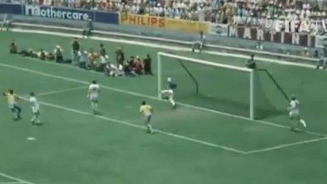 Gordon Banks frenó el balón en el remate de Pelé en el Mundial de México 70. Foto: Especial