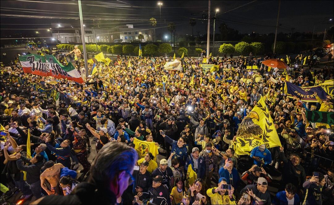 Cientos de aficionados se reunieron para festejar el Tricampeonato del América en el Estadio Azteca. FOTO: @clubamerica
